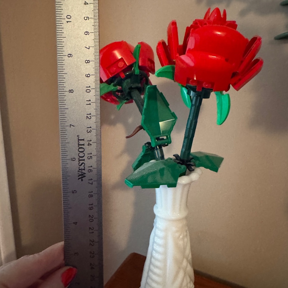 Lego Red Rose Bouquet (2). Original box or vase not included.